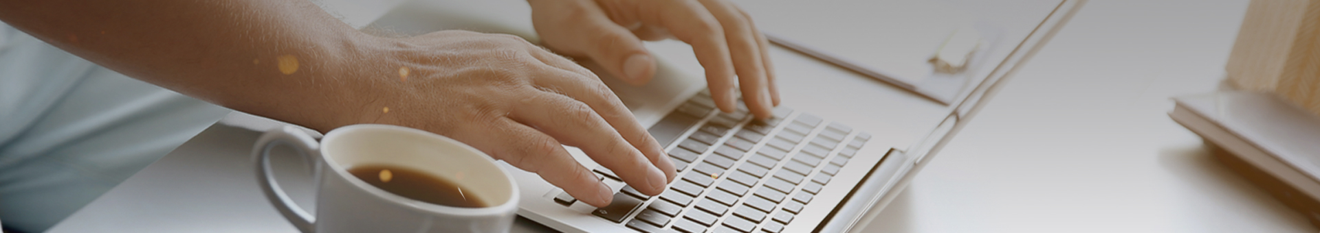 Dłonie piszące na klawiaturze laptopa