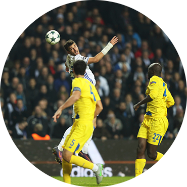 Liga Mistrzów UEFA. Piłkarze walczący o piłkę w powietrzu