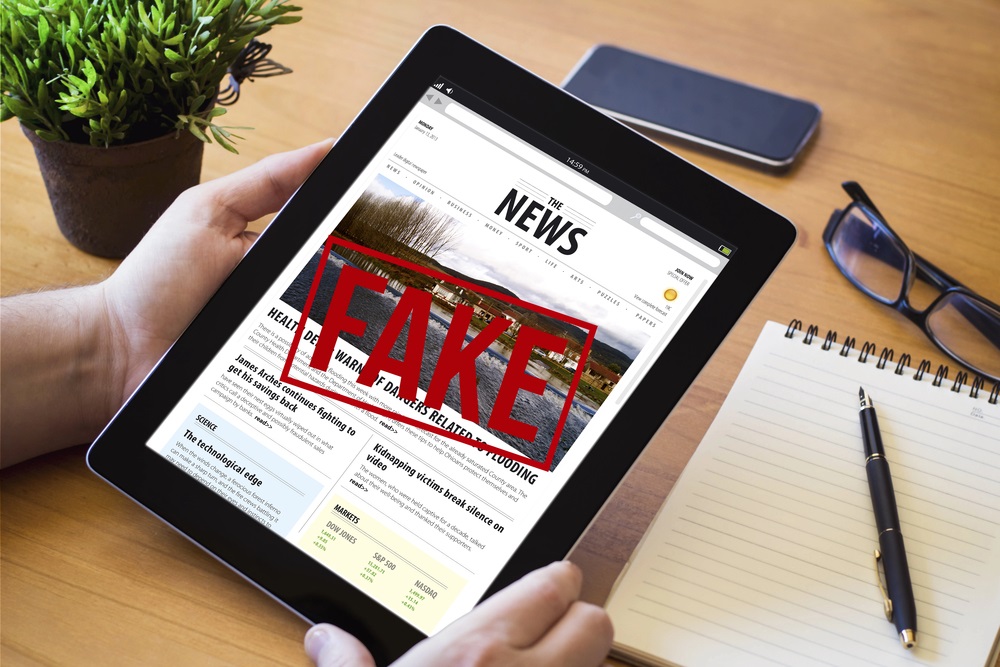 Fake news na ekranie tabletu