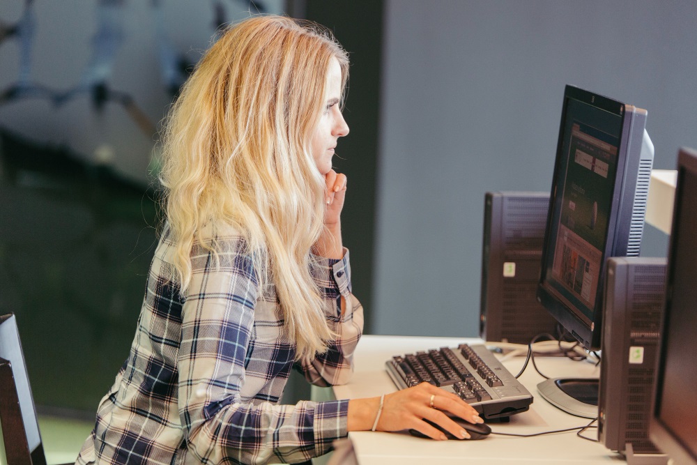 kobieta korzystająca z komputera