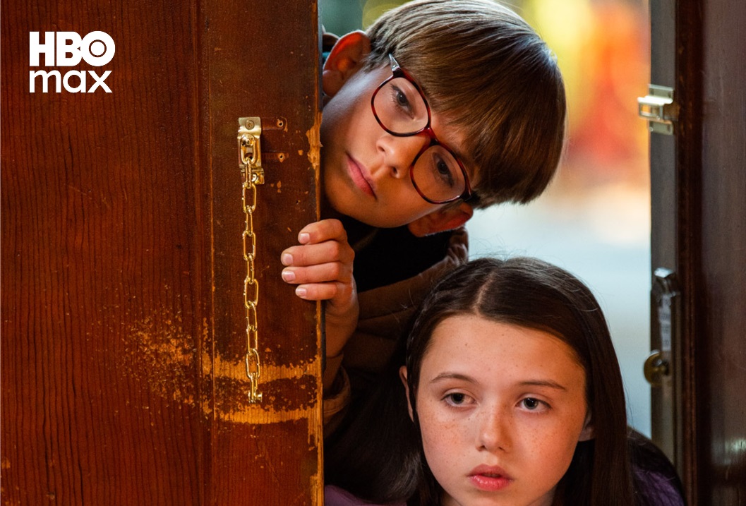 Główni bohaterowie wyglądający zza ściany