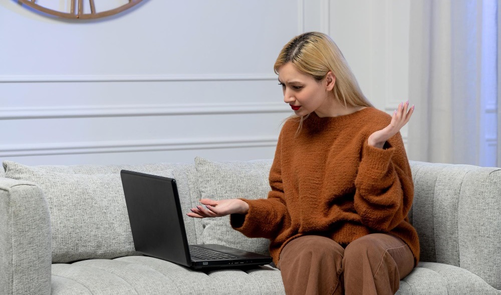 kobieta korzystająca z laptopa