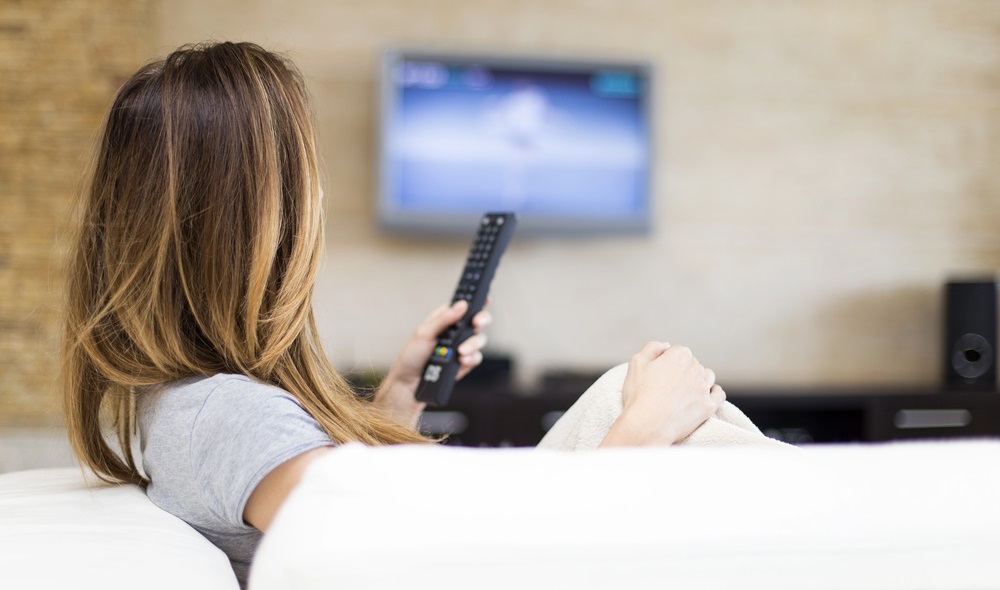 kobieta oglądająca telewizję