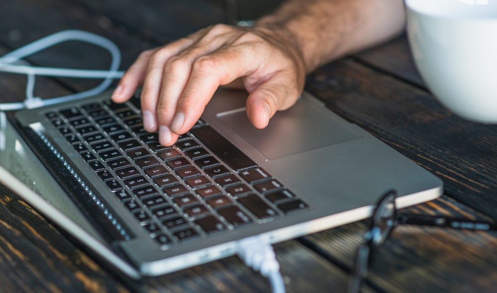 mężczyzna korzystający z laptopa