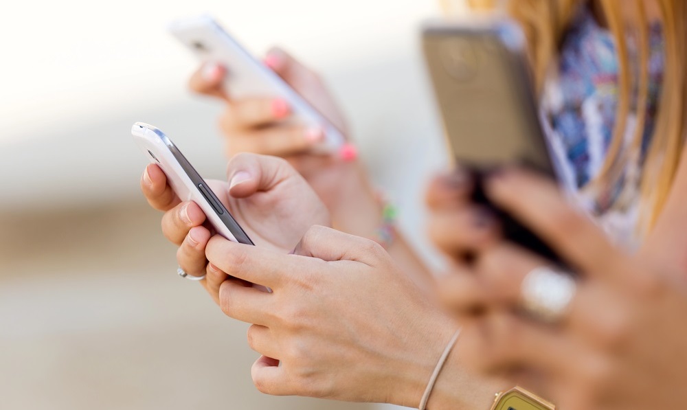 Ludzie korzystający z telefonów