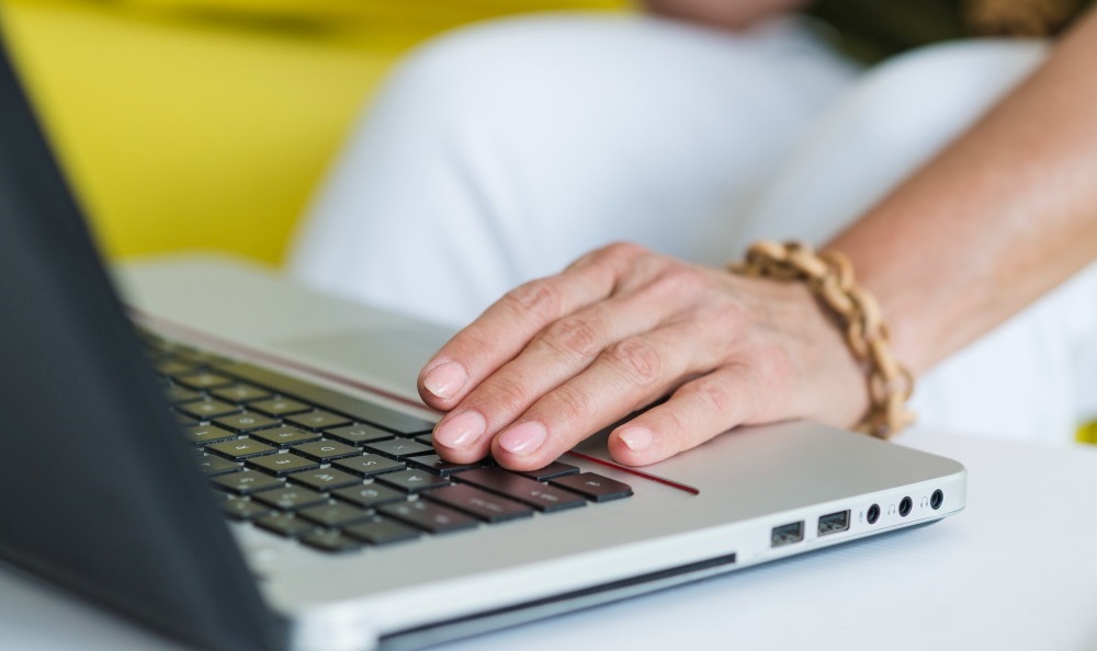 kobieta korzystająca z laptopa