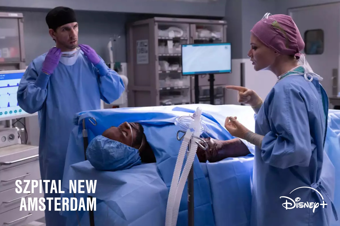 Kadr z serialu medycznego „Szpital New Amsterdam” przedstawiający dwoje lekarzy przy pacjencie na sali operacyjnej.