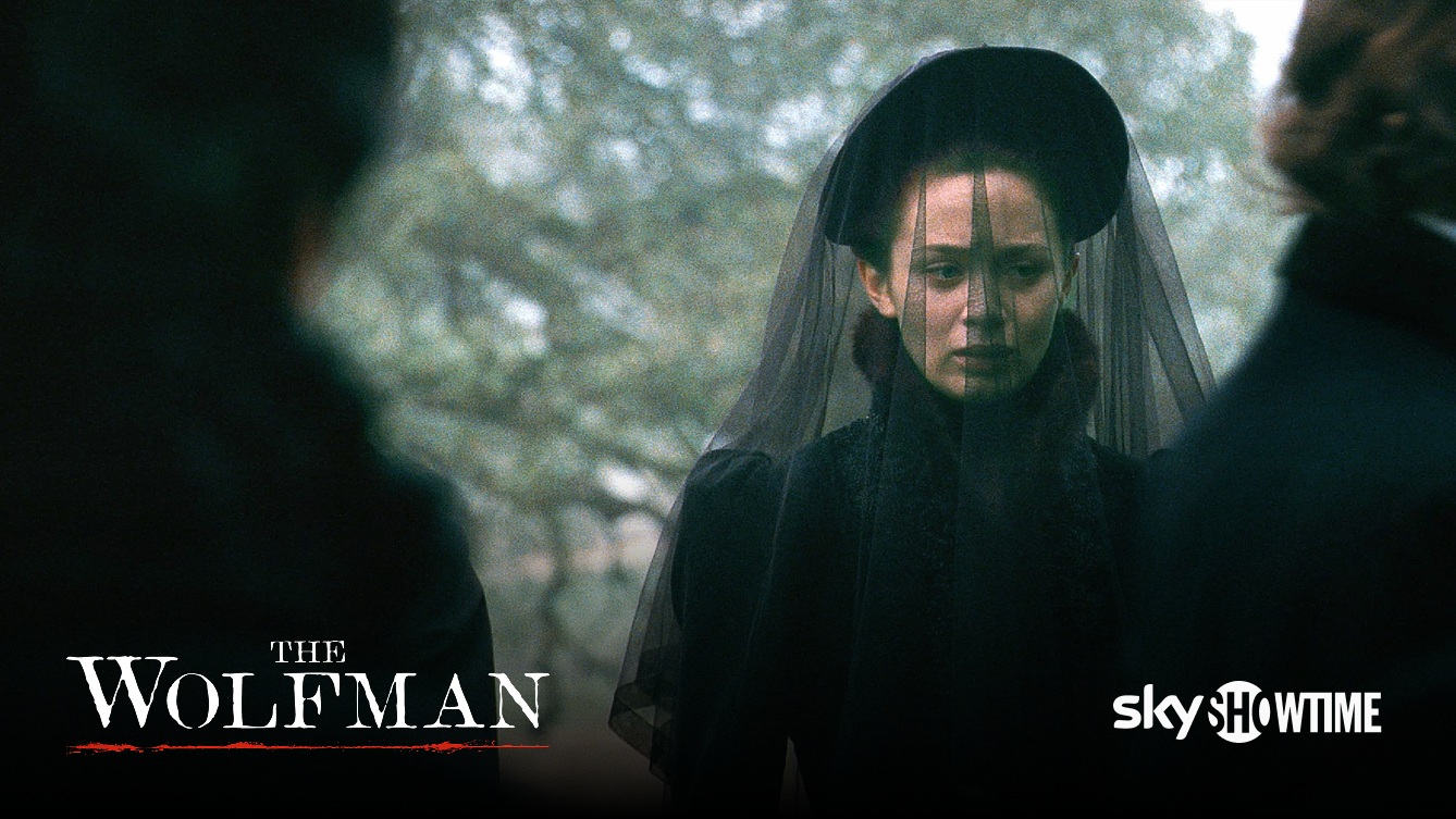 kadr z filmu Wilkołak przedstawiający kobietę w żałobnym stroju