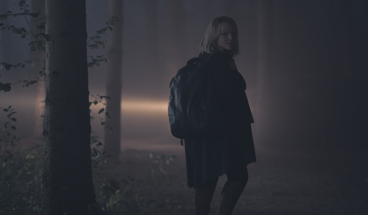 główna bohaterka June w lesie - serial Opowieść podręcznej