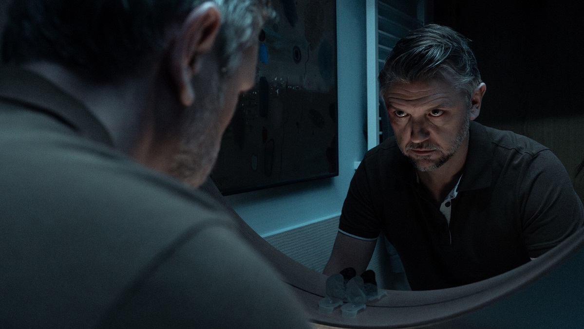 Scena z serialu Porządny człowiek - główny bohater