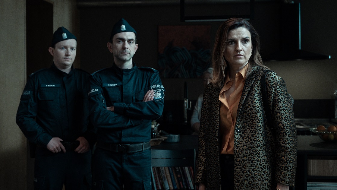 scena z serialu Porządny człowiek - bohaterka Anna z policją