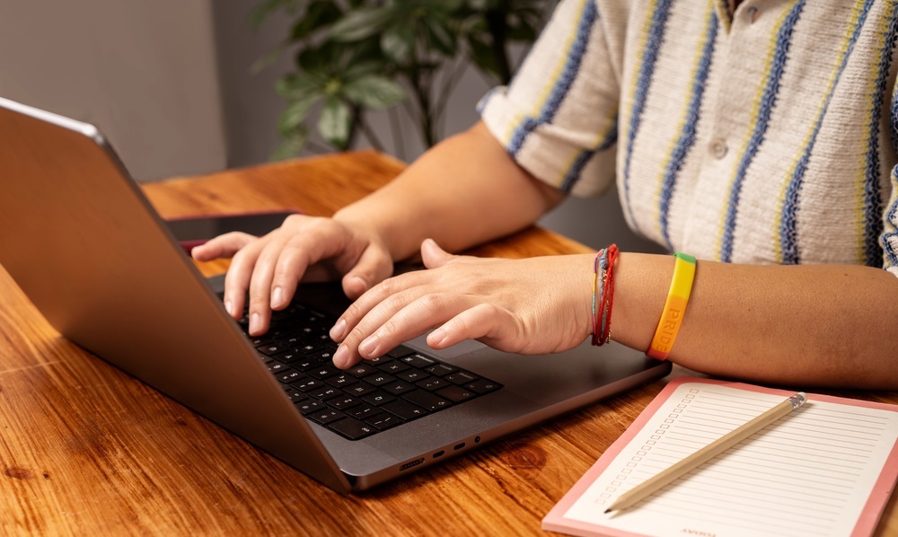 kobieta korzystająca z laptopa