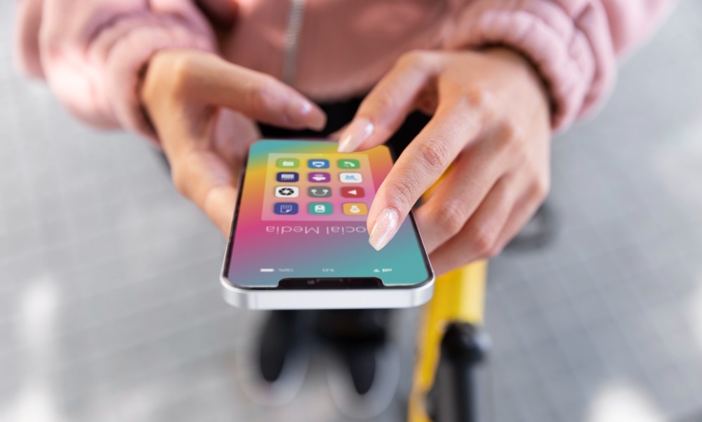 kobieta trzymająca telefon