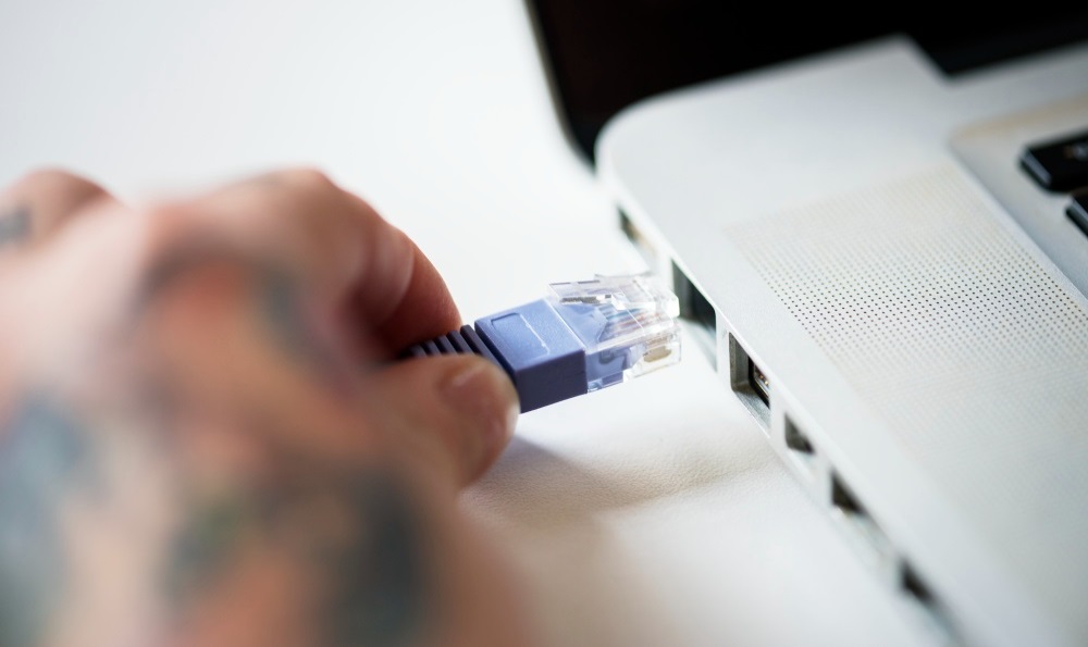 podłączenie światłowodu do laptopa