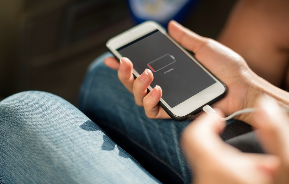 telefon z rozładowaną baterią