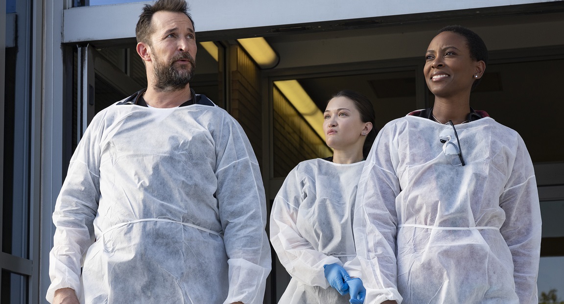 scena z serialu The Pitt bohaterowie Dr Michael, Dr Collins, Dr Santos