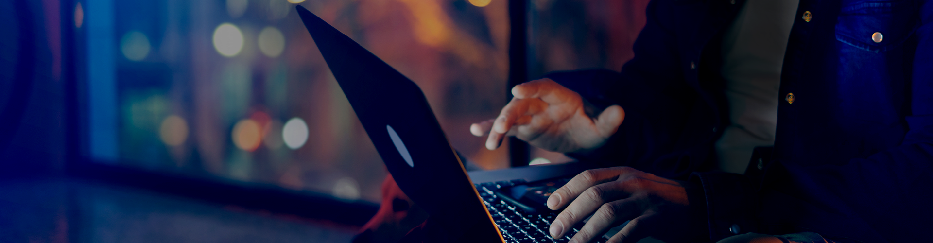 Dłonie klikające w klawiaturę laptopa