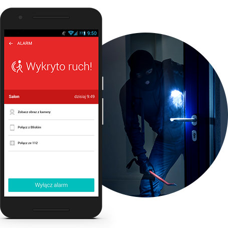 Smartfon z komunikatem o wykryciu ruchu ze zdjęciem złodzieja w tle