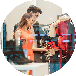 Ludzie przeglądający ubrania w sklepie