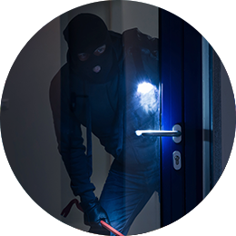 Złodziej wchodzący przez drzwi