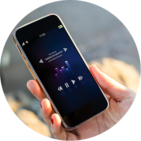 smartrfon z playlistą na ekranie