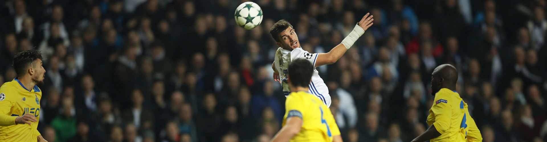 Piłkarze walczący o piłkę lecącą w powietrzu. Liga Mistrzów UEFA.